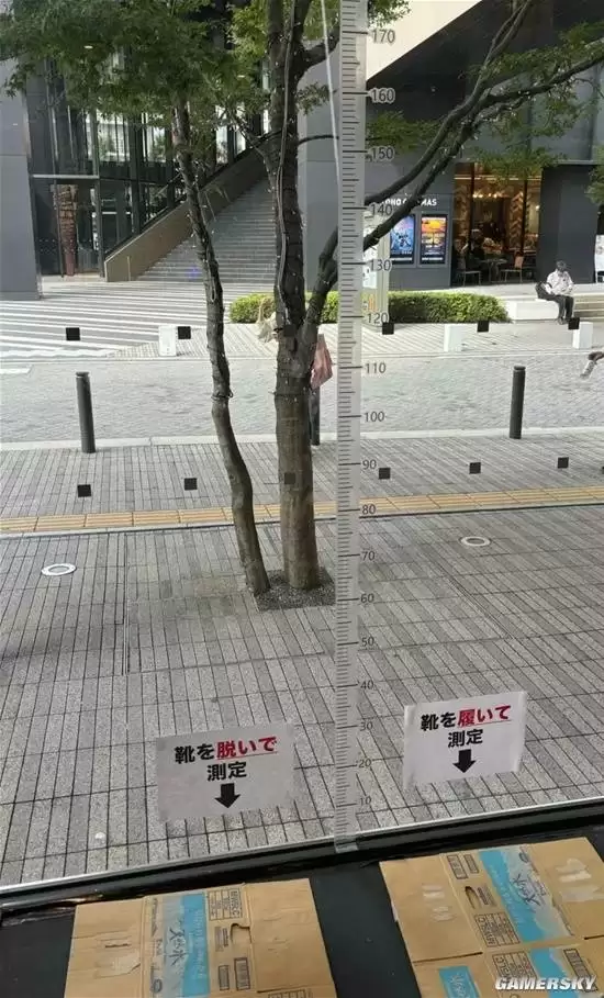 Live House禁穿厚底鞋 日本网友：长得矮就没人权？