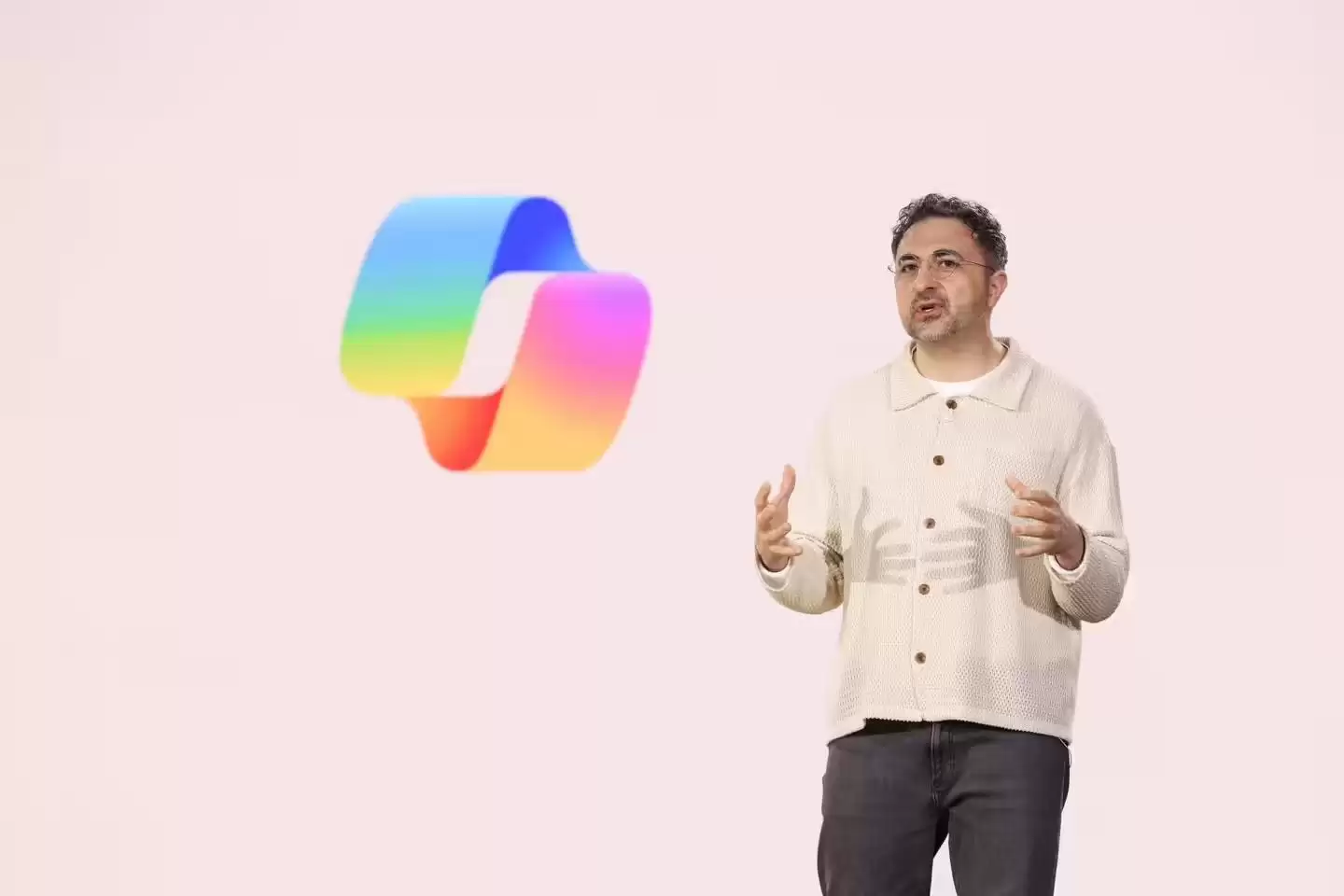 微软AI部门CEO苏莱曼警告：缺乏监管的AI或在数年内脱离人类掌控