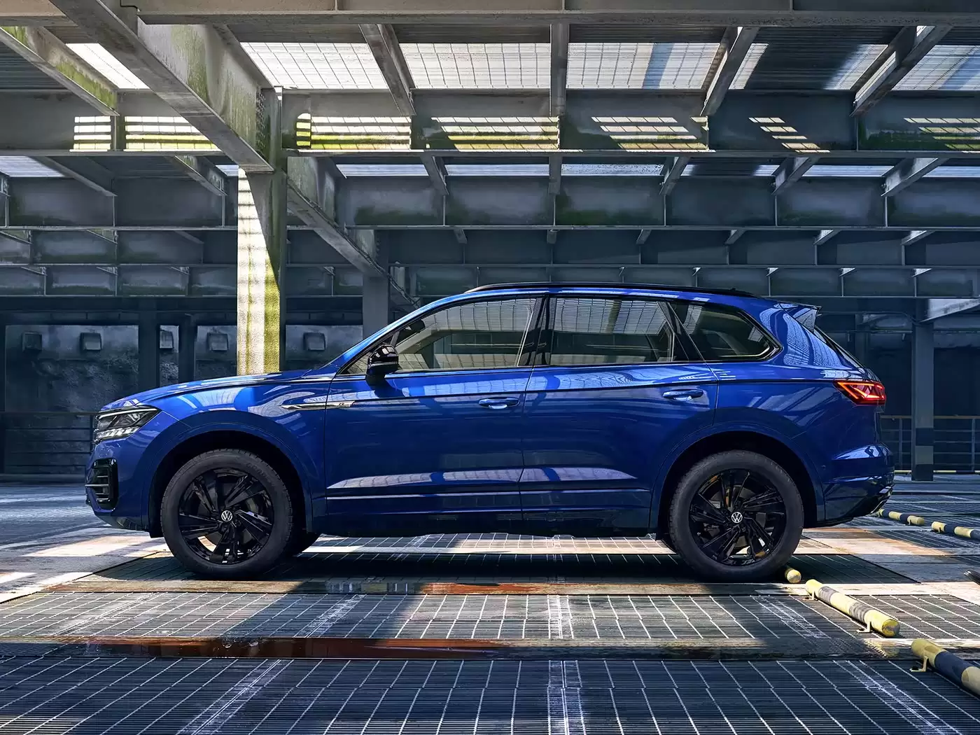 大众汽车召回 1045 辆进口途锐混合动力汽车：动力电池存在过热起火风险