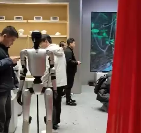 京东携手宇树科技推出全球首家人形机器人门店