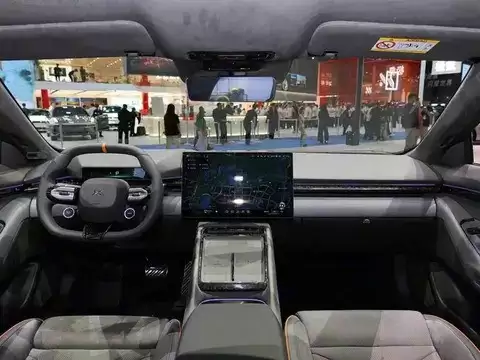 小鹏P7改款亮相：增程续航1200公里，智能驾控全面升级