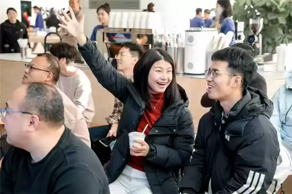 时间在变,心意不变:华为旗舰店的人文场域构建