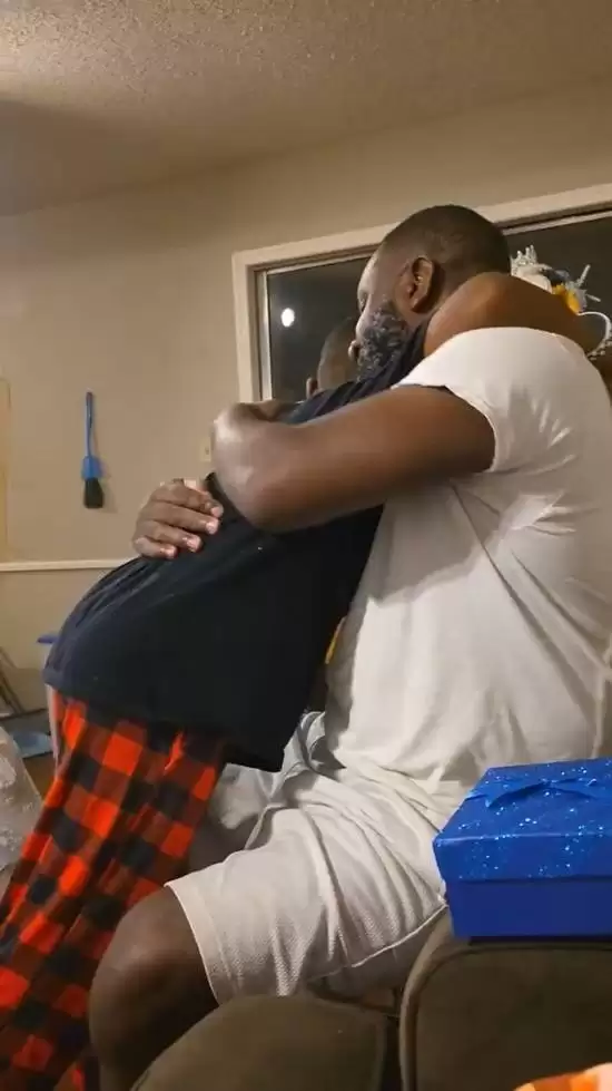 男孩期待PS5一年却只收到手柄 得知真相后看哭全网