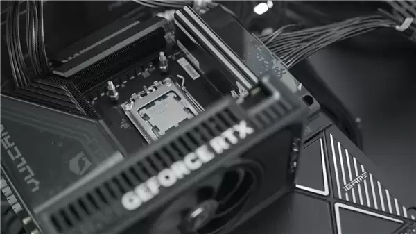 锐龙7 9800X3D创纪录超频7335MHz：主板竟然来自七彩虹