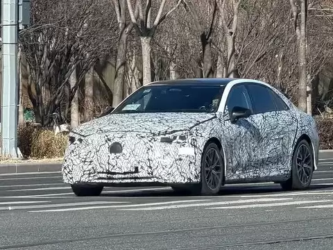 全新奔驰C级纯电版路试曝光 2026年亮相