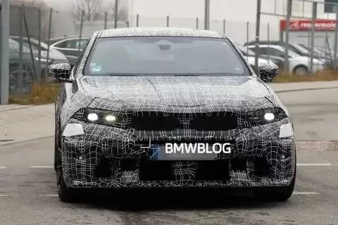 全新宝马M5路试曝光：经典回归，科技焕新