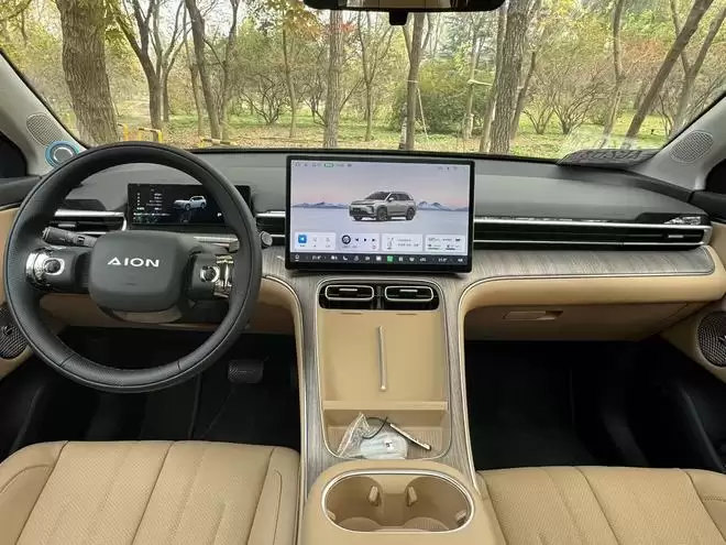 增程+纯电双动力 埃安AION i60上市XX.XX万起