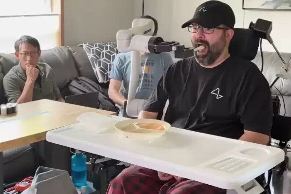 马斯克：Neuralink将大规模生产脑机接口设备 转向近完全自动化手术