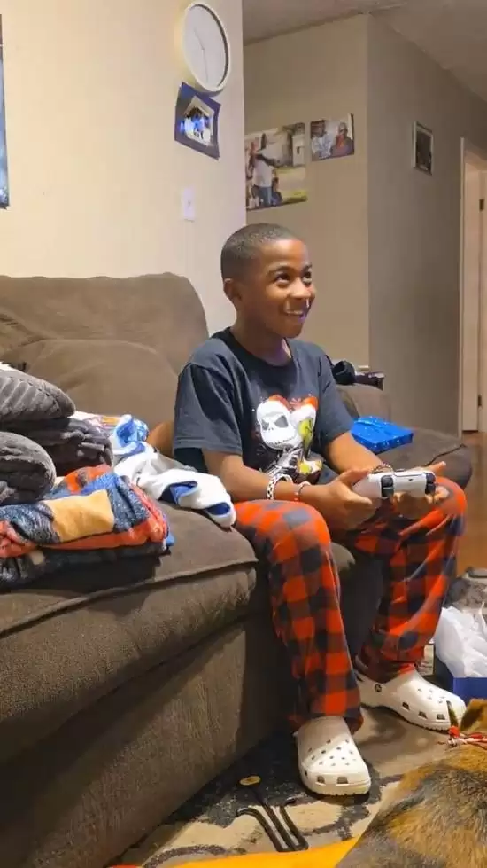 男孩期待PS5一年却只收到手柄 得知真相后看哭全网