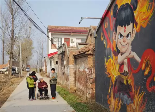 画得太逼真！河南天安门墙画村爆火 有商户1天赚2万：元旦涌进5万人