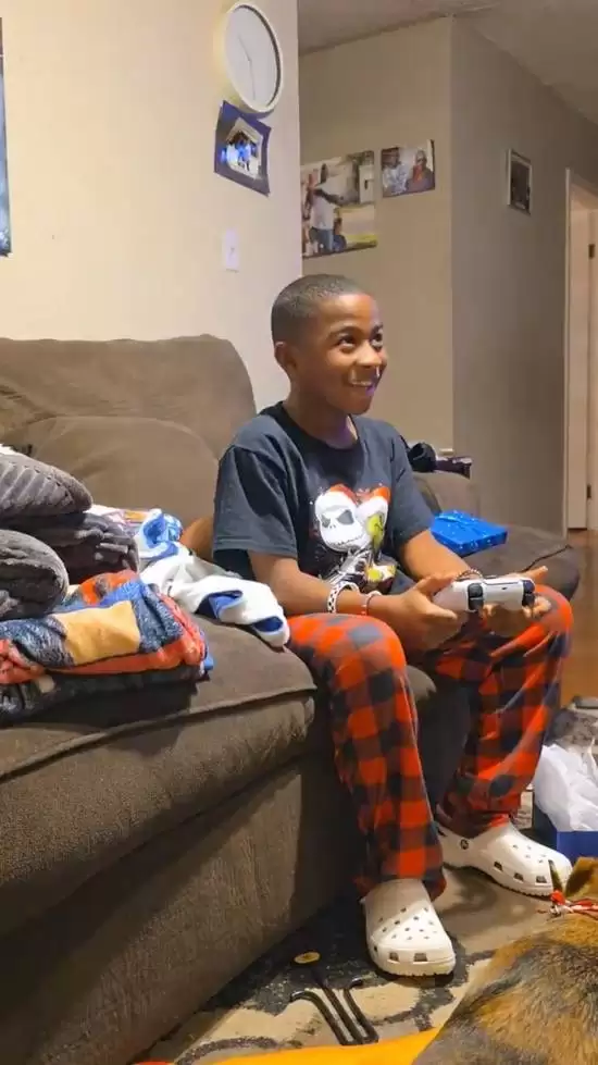 男孩拆礼先收控制器后获PS5主机，情绪过山车感动全网