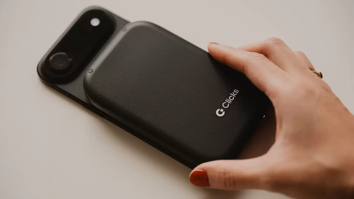 手机 + 充电宝 = 全键盘滑盖手机,Clicks 推出新形态配件 Power Keyboard