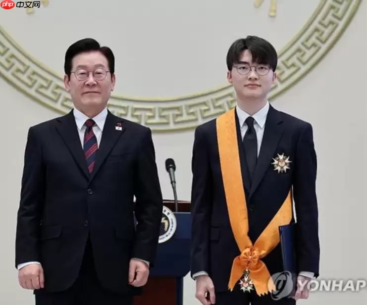 传奇电竞选⼿Faker获青龙勋章 韩国总统亲⾃颁发