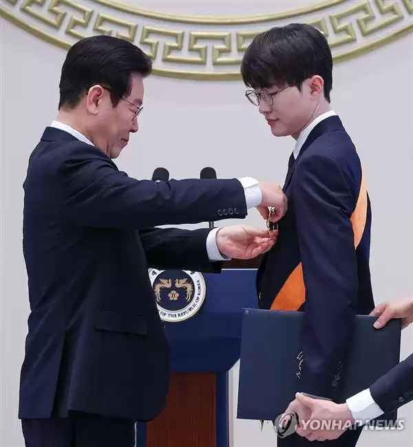 传奇电竞选手Faker获青龙勋章:韩国总统亲自颁发
