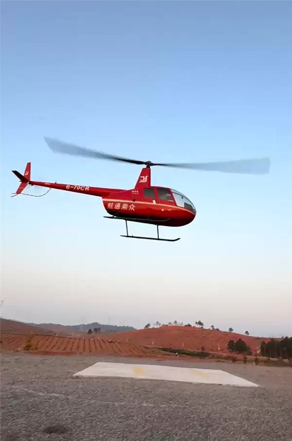 男子开飞机带家人回老家过元旦 80多公里路程只要15分钟