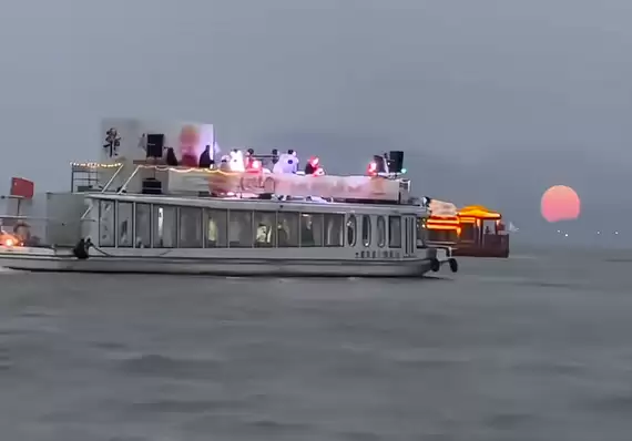 创意满分!武汉东湖将摩天轮爆改“人造太阳”:游客不白来