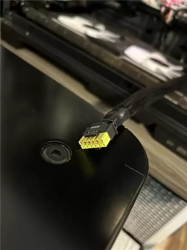 RTX 5090极限超频至1350W功耗，供电过热触发电源保护