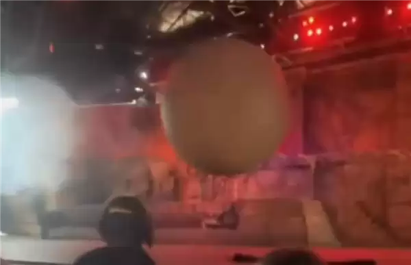迪士尼180公斤巨球道具冲向观众 员工以身阻挡瞬间被击倒