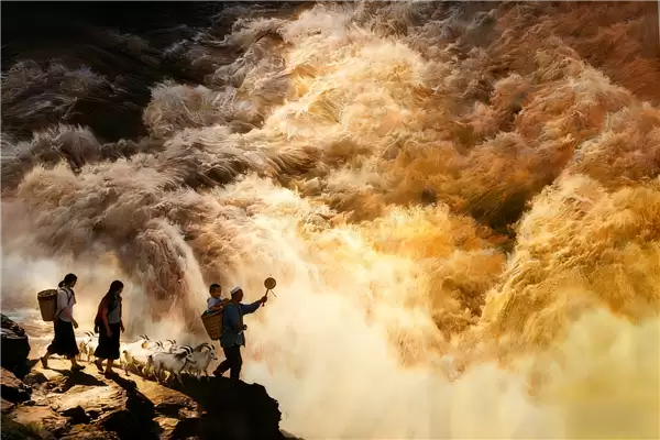 估价380万 著名画家巨幅画作遭泼墨:千万网友献策补救