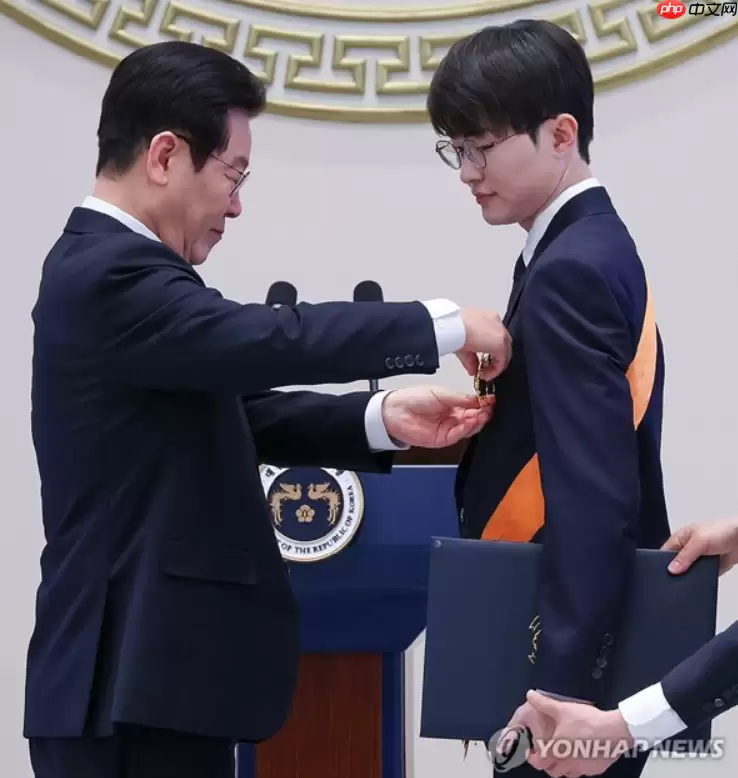 传奇电竞选⼿Faker获青龙勋章 韩国总统亲⾃颁发