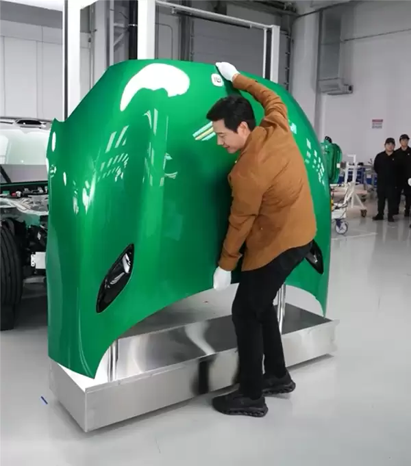 雷军直播现场跟小米YU7机盖比身高:1米83竟不占优势