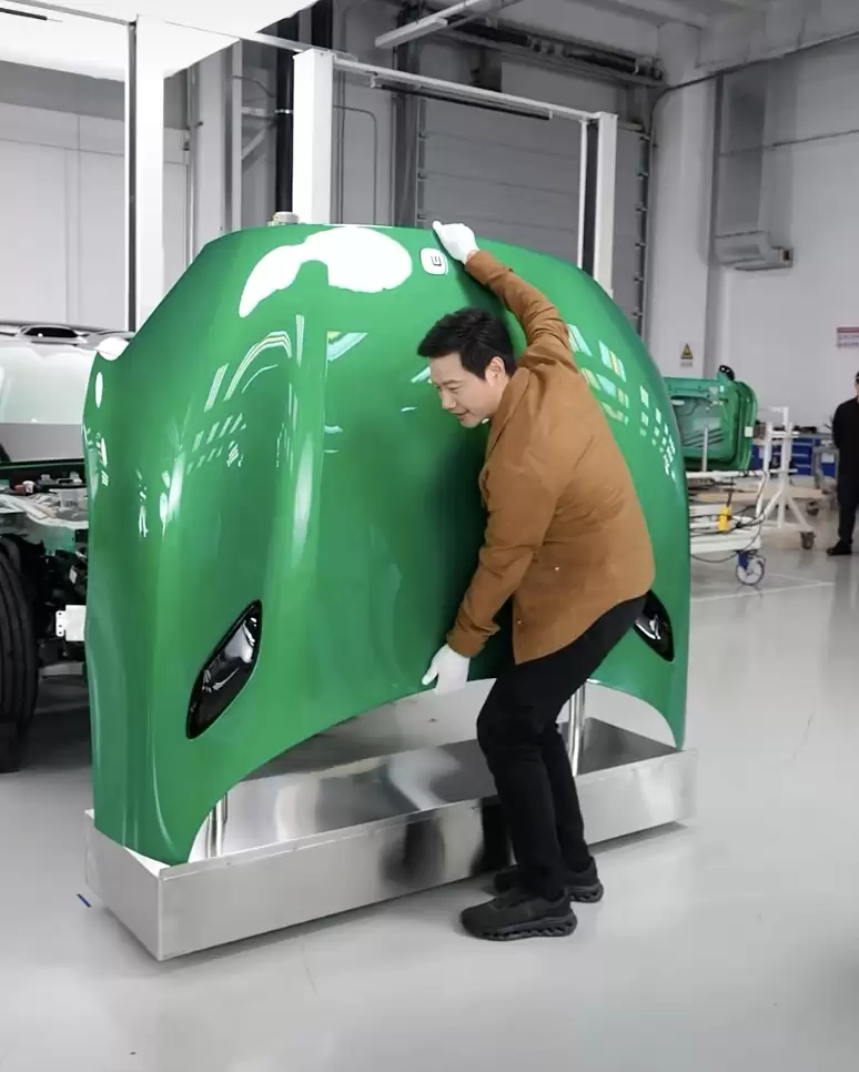 小米 YU7 为何采用长车头？雷军称好看且更安全，现场搬起前机盖