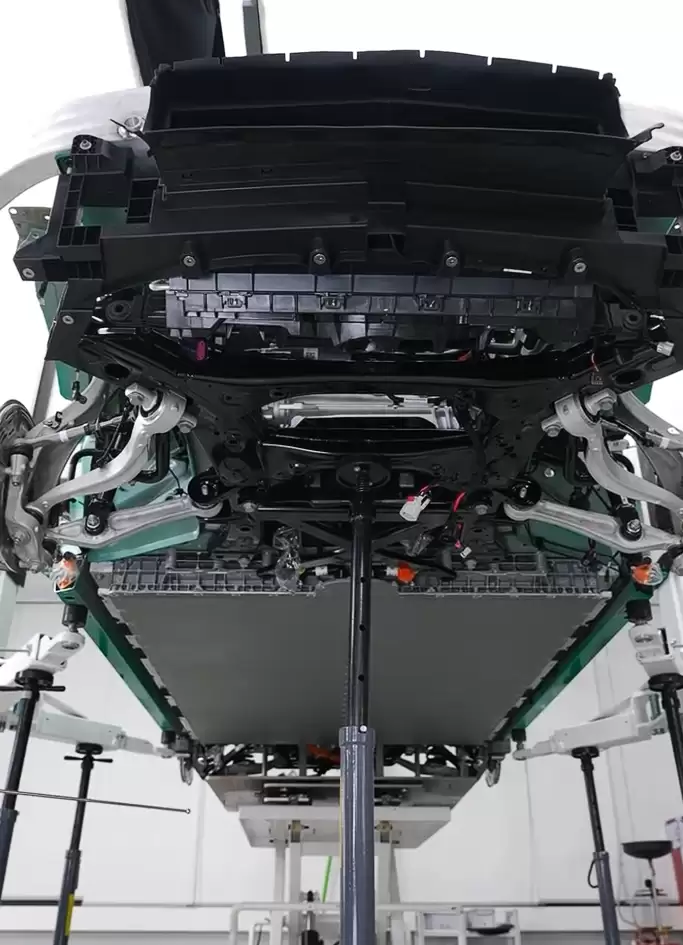 小米 YU7 为何采用长车头？雷军称好看且更安全，现场搬起前机盖