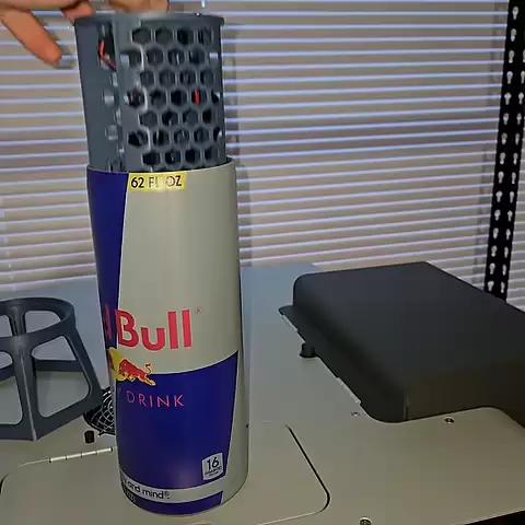 藏在“红牛易拉罐”中的迷你主机：高玩硬核改装树莓派，可运行多款经典游戏