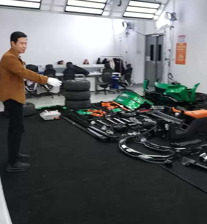 小米 YU7 为何采用长车头？雷军称好看且更安全，现场搬起前机盖