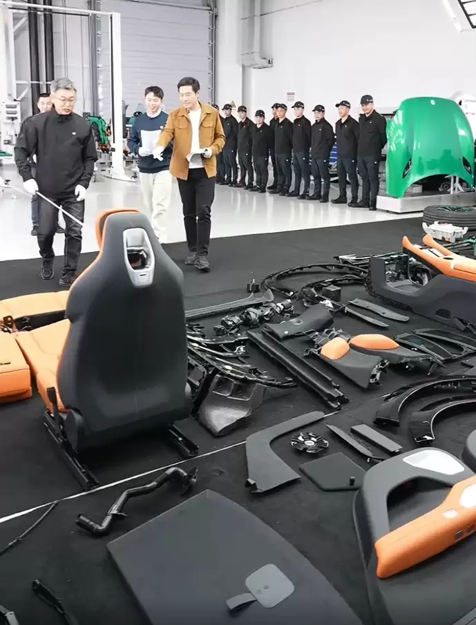 小米 YU7 为何采用长车头？雷军称好看且更安全，现场搬起前机盖