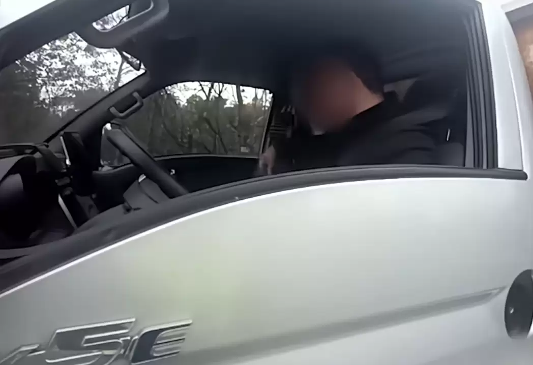 司机高速应急道玩手机被罚