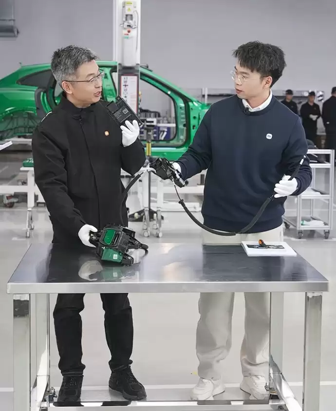 小米展示 YU7 门锁机械拉线:内外都有,专用备用电池