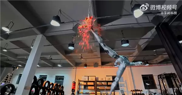 宇树机器人空中回旋踢爆西瓜 网友直言太暴力