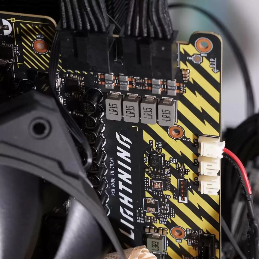 微星 RTX 5090 LIGHTING“闪电”旗舰显卡实物亮相,双 12V-2×6