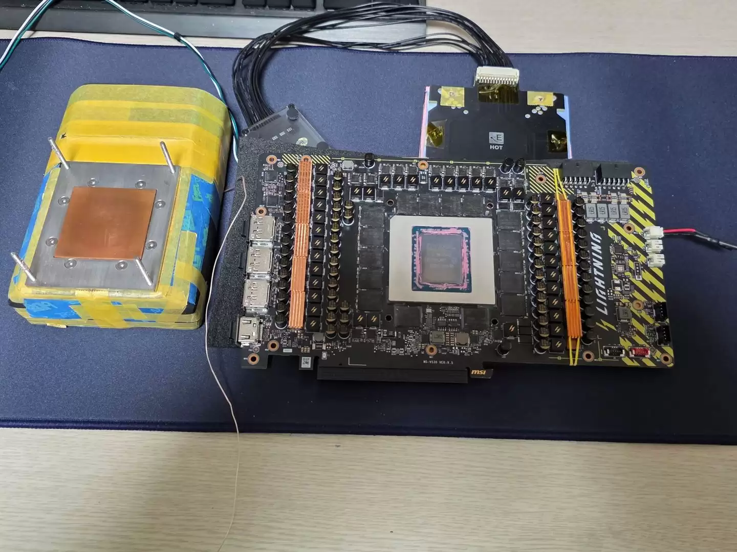 微星 RTX 5090 LIGHTING“闪电”旗舰显卡实物亮相,双 12V-2×6