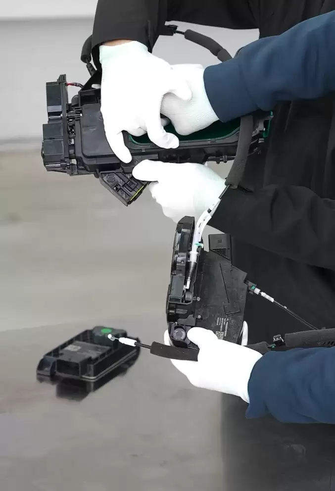 小米展示 YU7 门锁机械拉线:内外都有,专用备用电池