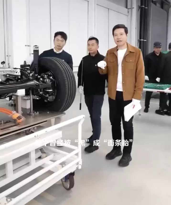 雷军回应小米YU7轮胎曾被黑成“面条胎”，称“是很均衡的胎” /></p>
<p>雷军进一步表示，YU7的操控表现同样出色。他解释道：“我们为驾驶者设计的是一辆非常舒适的车，这建立在优秀操控的基础之上，再融入一些偏舒适的调校，可能与纯粹的舒适性车型感觉略有不同。” 针对有媒体指出YU7与SU7驾驶风格不一致的评论，雷军说：“实际上，我们的SUV车型也同样兼顾了家庭使用的需求。”</p>            </div>
            <span class=