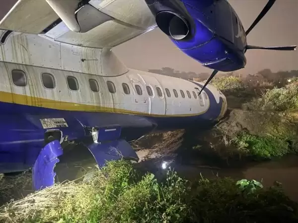 尼泊尔一架运载55人的客机冲出跑道 飞机严重受损 多人受伤