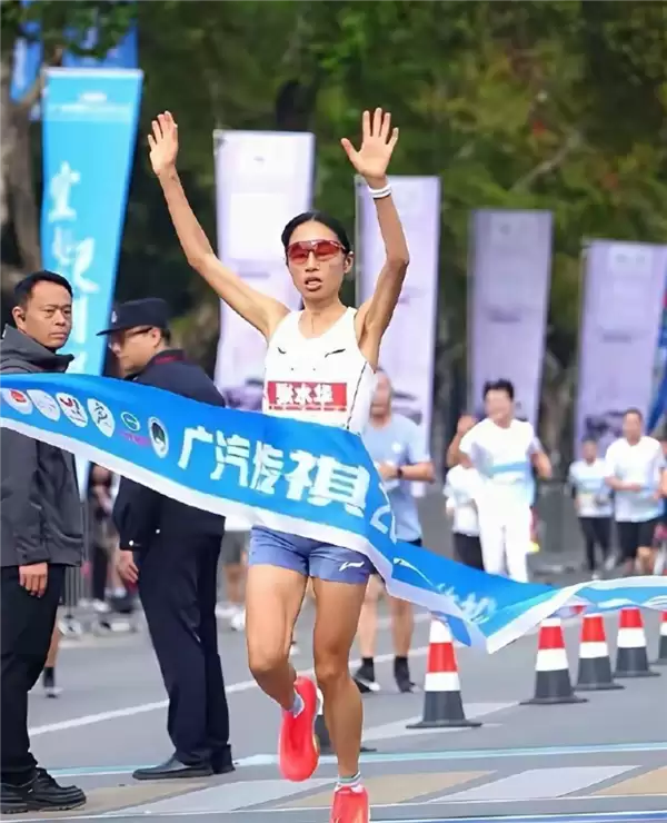 “最快女护士”张水华宣布辞职引热议 被批精致利己者:既要铁饭碗又要马拉松奖金