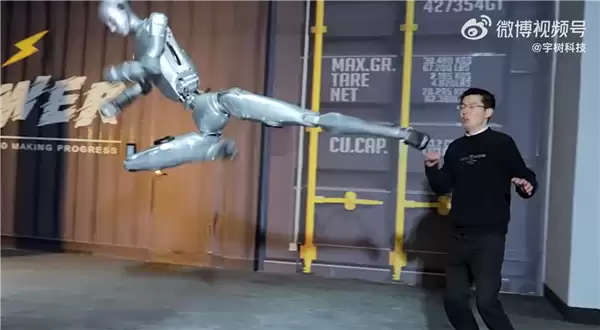 宇树机器人空中回旋踢爆西瓜 网友直言太暴力