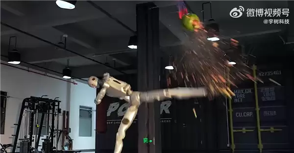 宇树机器人空中回旋踢爆西瓜 网友直言太暴力