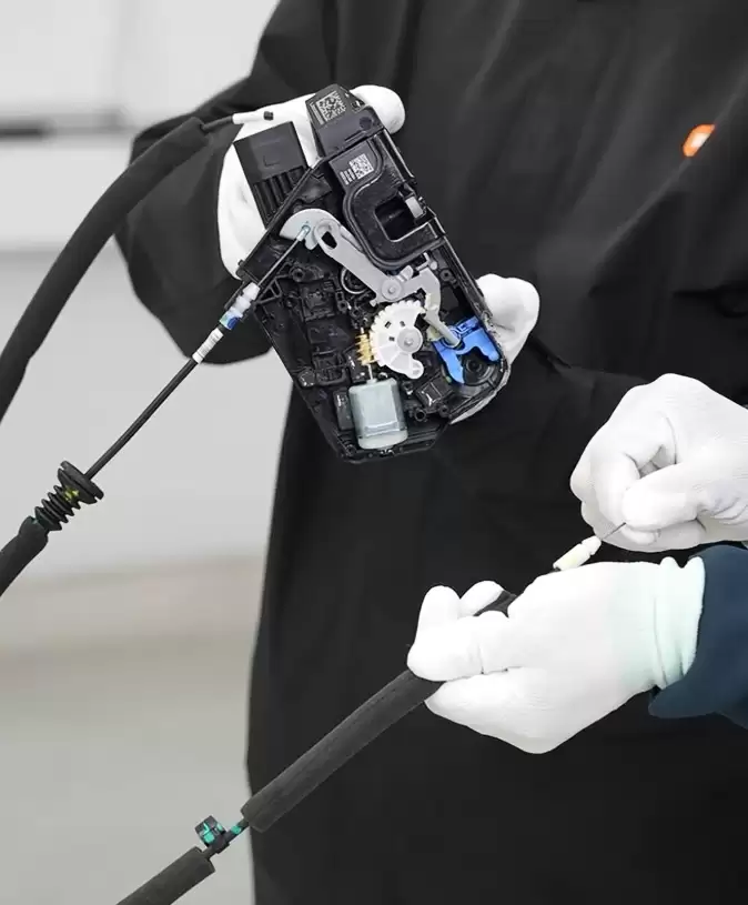 小米展示 YU7 门锁机械拉线:内外都有,专用备用电池