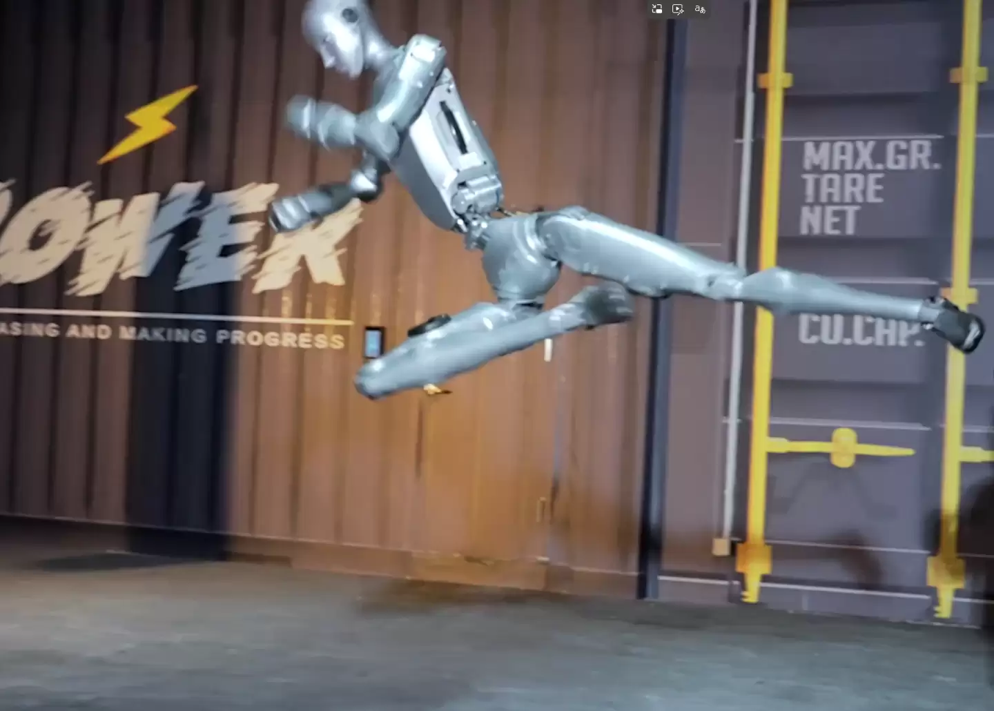 宇树发布人形机器人 H2 日常训练视频，飞踢、空翻样样精通