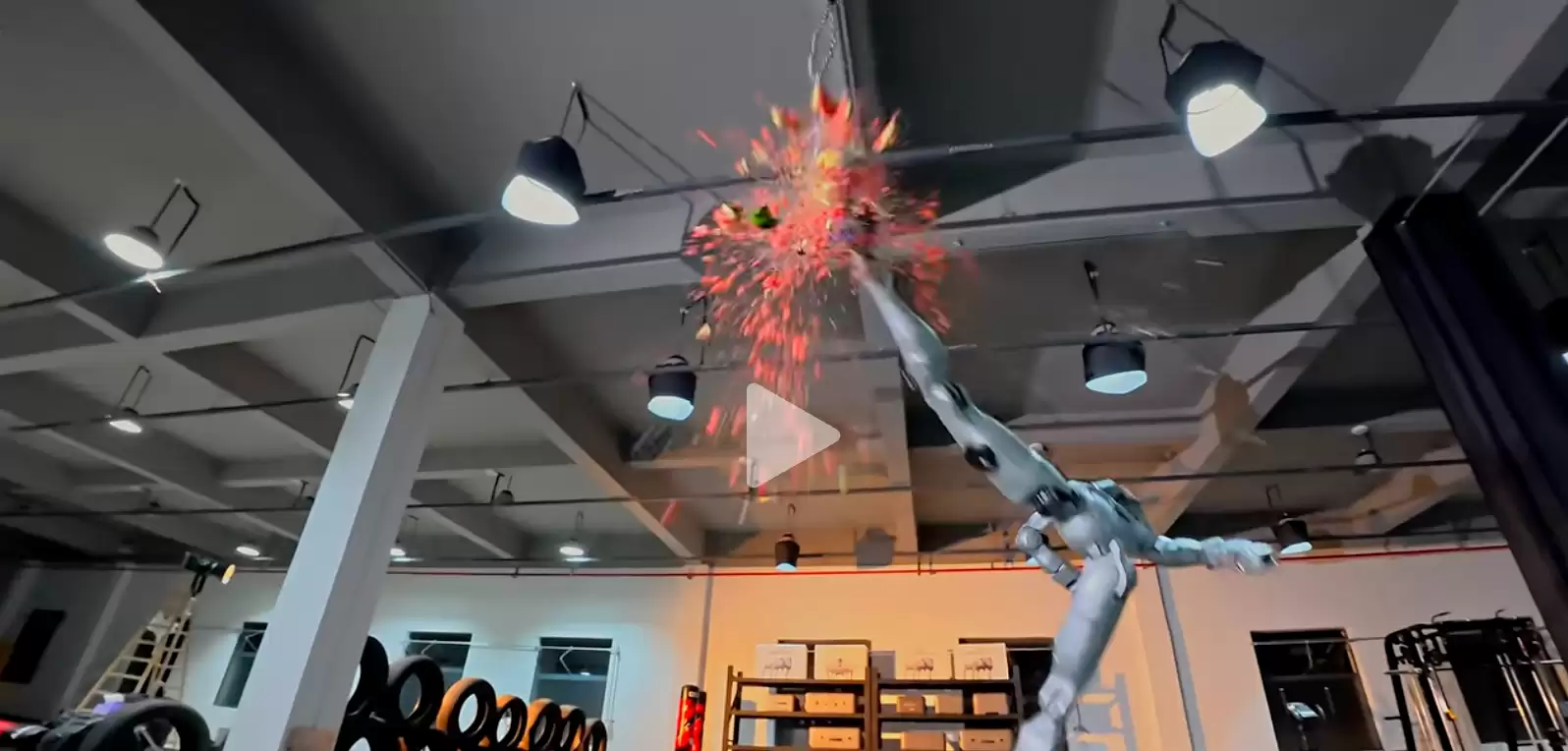 宇树机器人上演“箭步杀”“回旋踢爆西瓜” 网友：离终结者又进一步