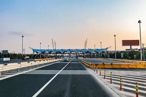 误入ETC车道能否倒车？安全前提下允许，但需谨慎操作并沟通