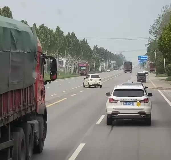 老头乐电动车乱象：安全隐患与民生需求的博弈