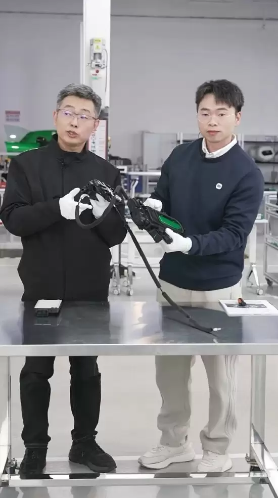 YU7门把手配备专用电源 还能切换到机械模式!雷军:小米车车轮撞掉是丢轮保车