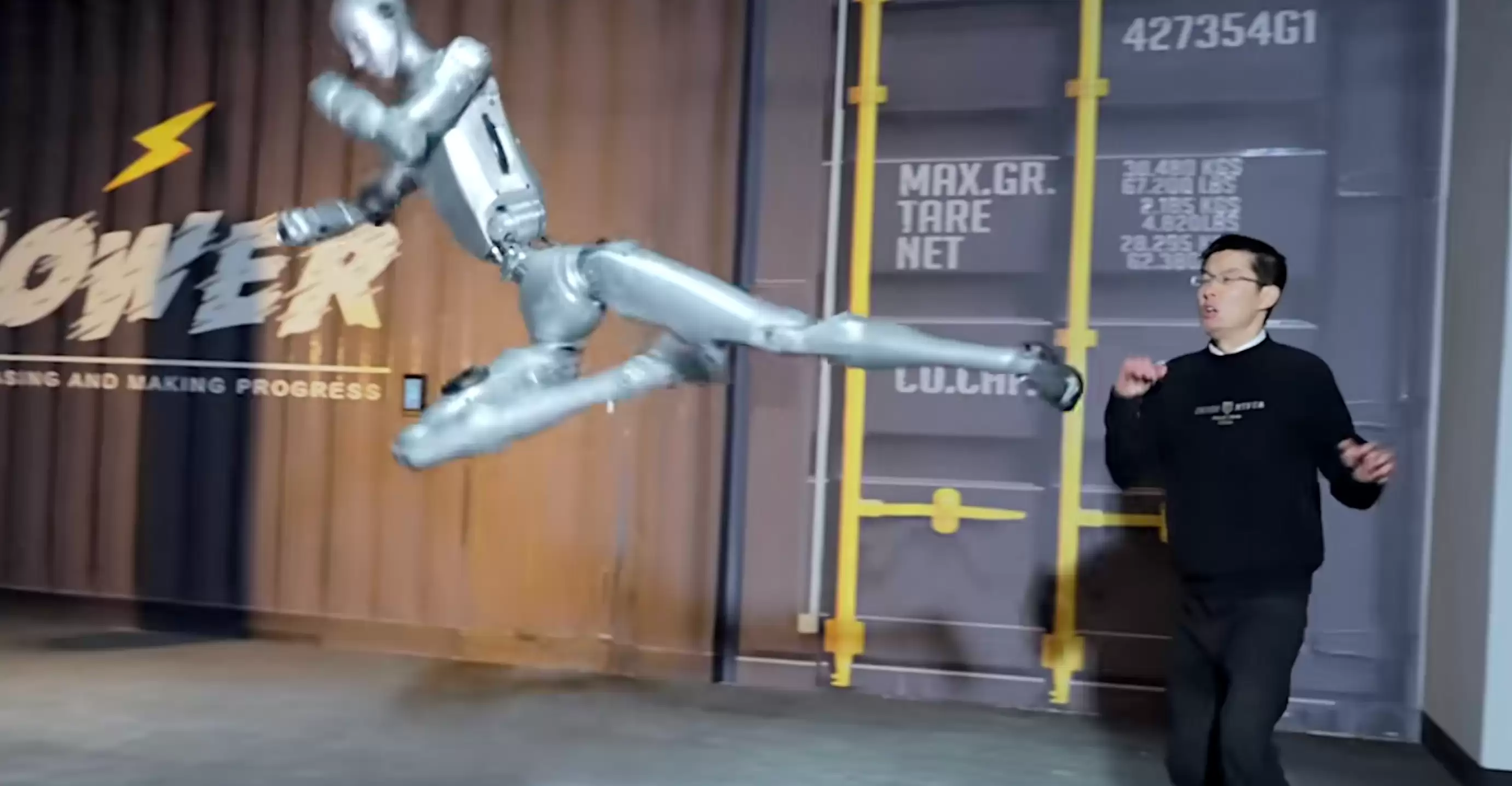 宇树机器人上演“箭步杀”“回旋踢爆西瓜” 网友：离终结者又进一步