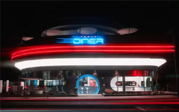 开业半年就“黄了”！特斯拉餐厅客流锐减：Optimus机器人都没了