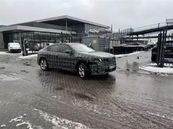 宝马首款纯电轿跑SUV！新一代iX4实车谍照曝光：姿态更低、更具攻击性